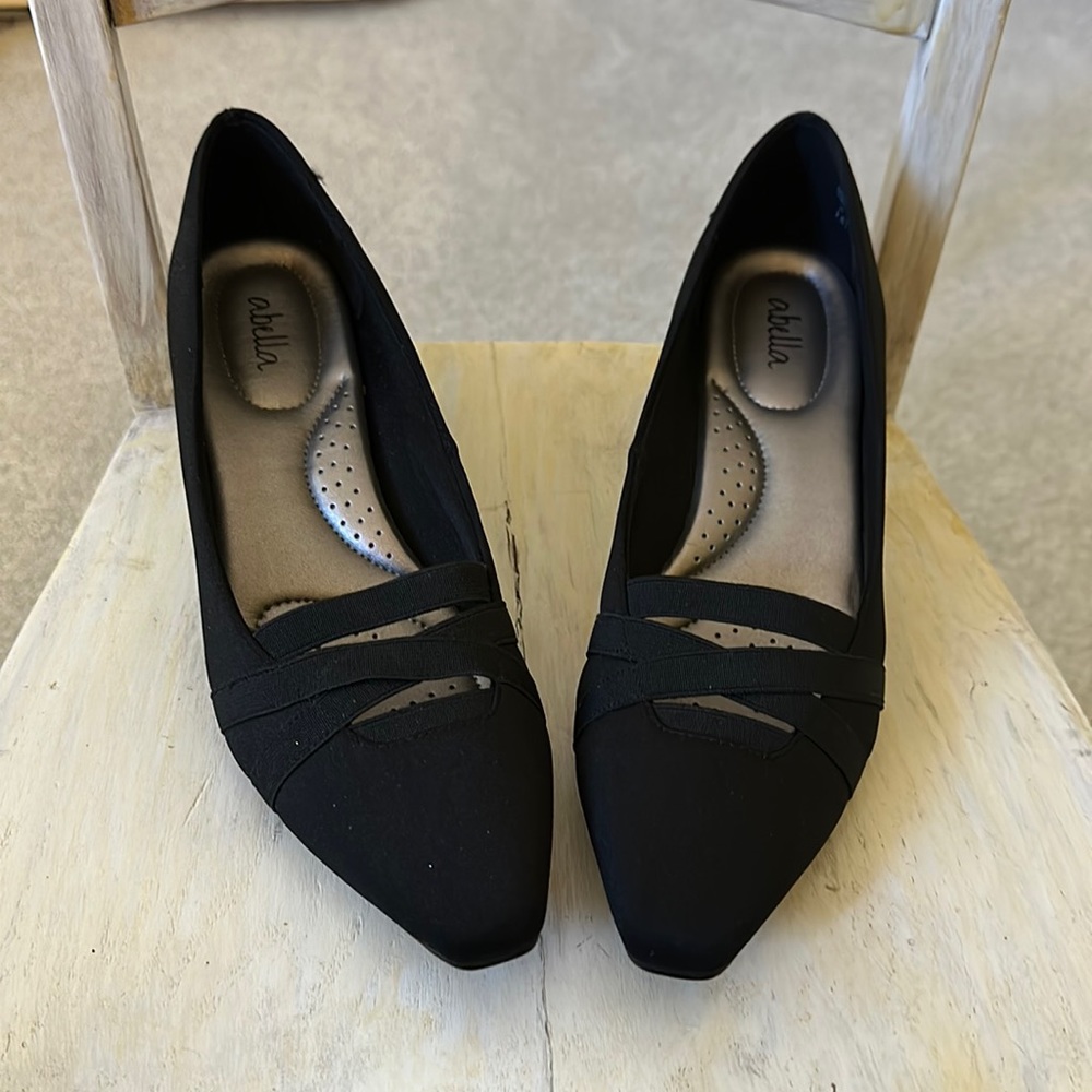 Beautiful black low pump size 7 1/2